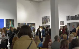 Na zdjęciu osoby w galerii
