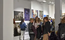 Na zdjęciu osoby w galerii