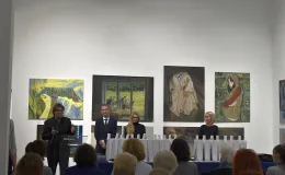 Na zdjęciu osoby w galerii