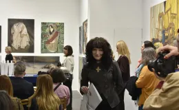 Na zdjęciu osoby w galerii