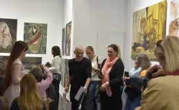 Na zdjęciu osoby w galerii