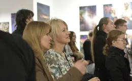 Na zdjęciu osoby w galerii
