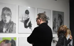 Na zdjęciu osoby w galerii