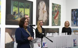 Na zdjęciu osoby w galerii