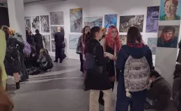 Na zdjęciu osoby w galerii