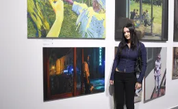 Na zdjęciu osoby w galerii