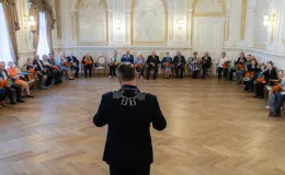 na zdjęciu osoby podczas ceremonii