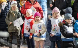 na zdjęciu osoby podczas korowodu