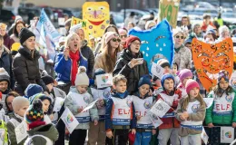 na zdjęciu osoby podczas korowodu