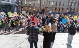 na zdjęciu osoby podczas korowodu