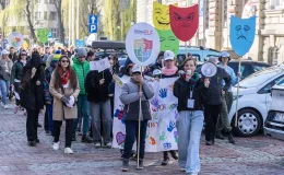 na zdjęciu osoby podczas korowodu