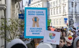 na zdjęciu osoby podczas korowodu