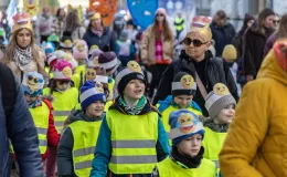na zdjęciu osoby podczas korowodu