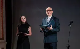 osoby na scenie podczas uroczystości
