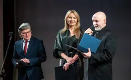 osoby na scenie podczas uroczystości