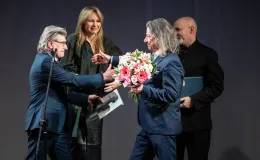 osoby na scenie podczas uroczystości
