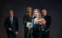 osoby na scenie podczas uroczystości