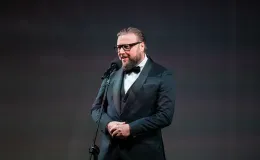 osoby na scenie podczas uroczystości
