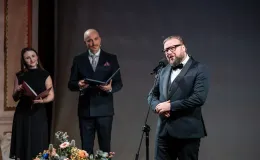 osoby na scenie podczas uroczystości