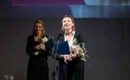 osoby na scenie podczas uroczystości