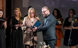 osoby na scenie podczas uroczystości
