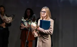 osoby na scenie podczas uroczystości