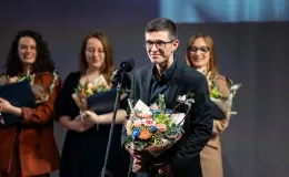 osoby na scenie podczas uroczystości