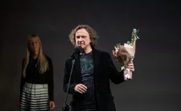 osoby na scenie podczas uroczystości