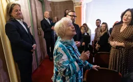 osoby na scenie podczas uroczystości