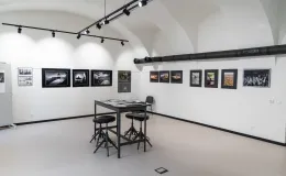 na zdjęciu wnętrze galerii z fotografiami na ścianach