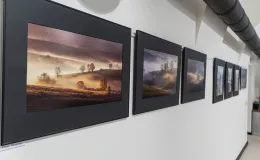 na zdjęciu wnętrze galerii z fotografiami na ścianach
