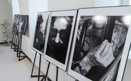na zdjęciu wnętrze galerii z fotografiami na ścianach