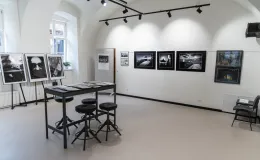 na zdjęciu wnętrze galerii z fotografiami na ścianach
