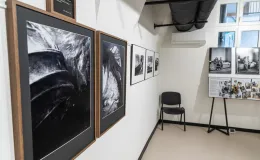 na zdjęciu wnętrze galerii z fotografiami na ścianach