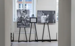 na zdjęciu wnętrze galerii z fotografiami na ścianach
