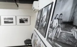 na zdjęciu wnętrze galerii z fotografiami na ścianach