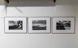 na zdjęciu wnętrze galerii z fotografiami na ścianach