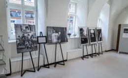 na zdjęciu wnętrze galerii z fotografiami na ścianach
