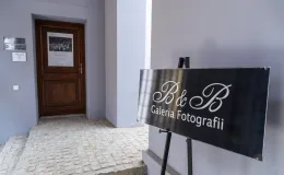 na zdjęciu wnętrze galerii z fotografiami na ścianach