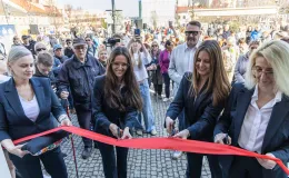 na zdjęciu osoby podczas otwarcia 