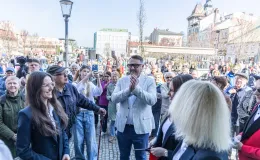 na zdjęciu osoby podczas otwarcia 