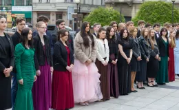 na zdjęciu osoby podczas tańczenia poloneza