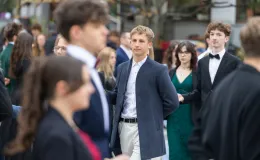na zdjęciu osoby podczas tańczenia poloneza