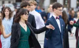 na zdjęciu osoby podczas tańczenia poloneza