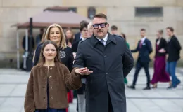 na zdjęciu osoby podczas tańczenia poloneza