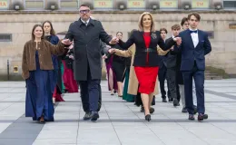 na zdjęciu osoby podczas tańczenia poloneza