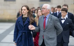 na zdjęciu osoby podczas tańczenia poloneza