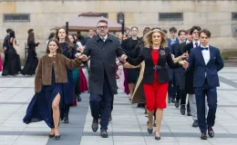 na zdjęciu osoby podczas tańczenia poloneza