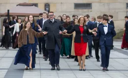 na zdjęciu osoby podczas tańczenia poloneza