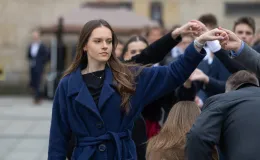 na zdjęciu osoby podczas tańczenia poloneza